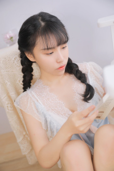 两女一杯
